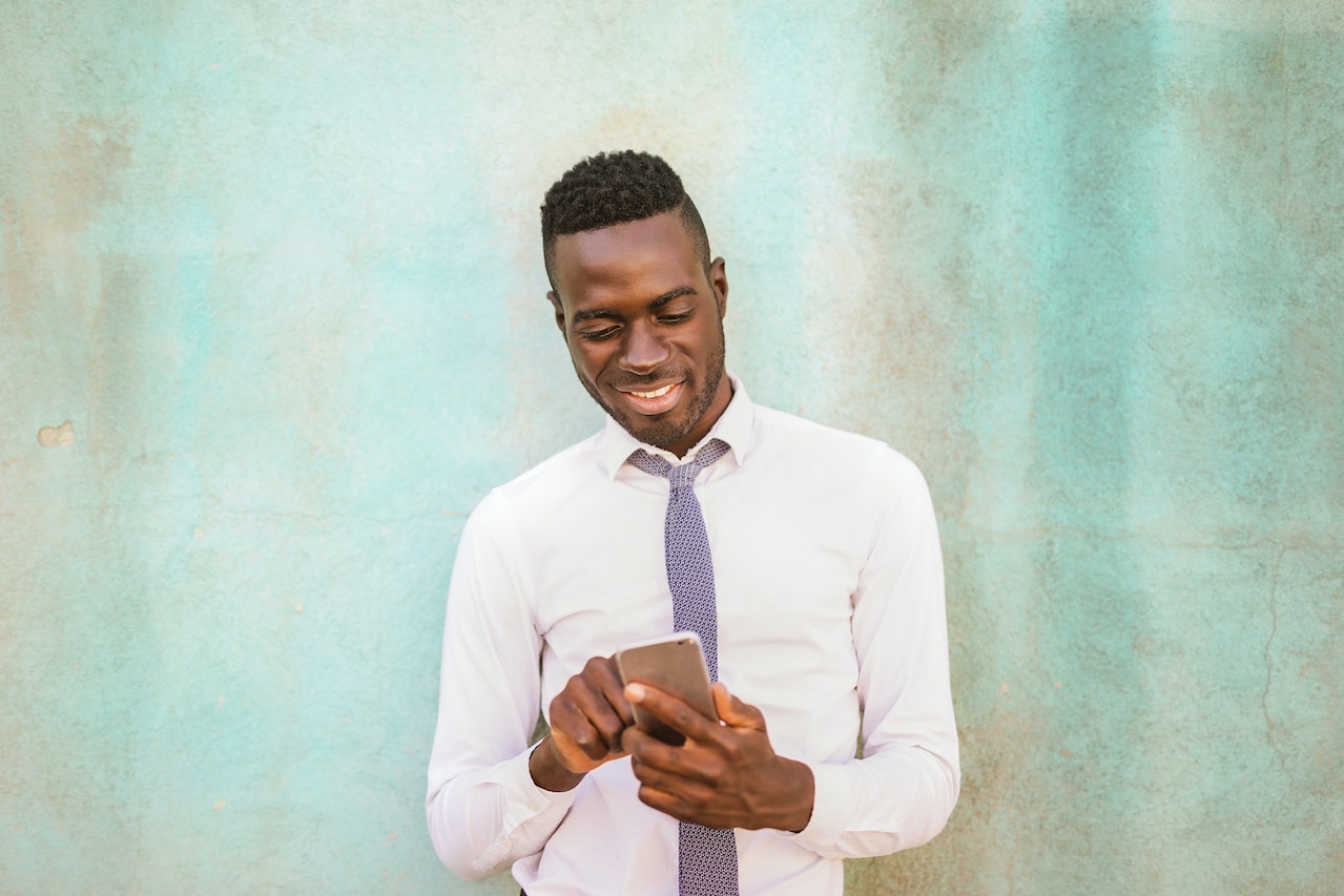 Man browsing the web on his phone using progressive web apps