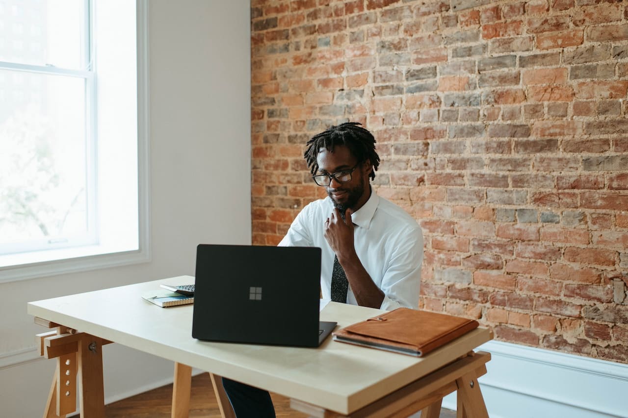 Business professional asking a generative AI system a question on his laptop