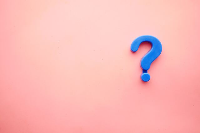 Blue question mark against a pink background, symbolic of the choice between Cypress and Selenium WebDriver.